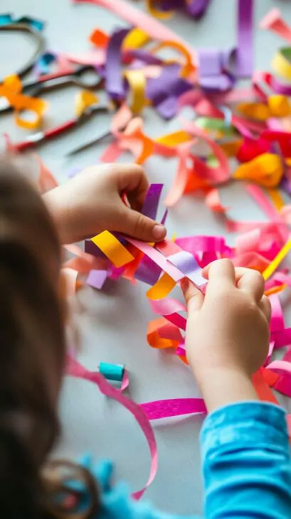 Bunte Girlanden aus Krepppapier für Fasching basteln