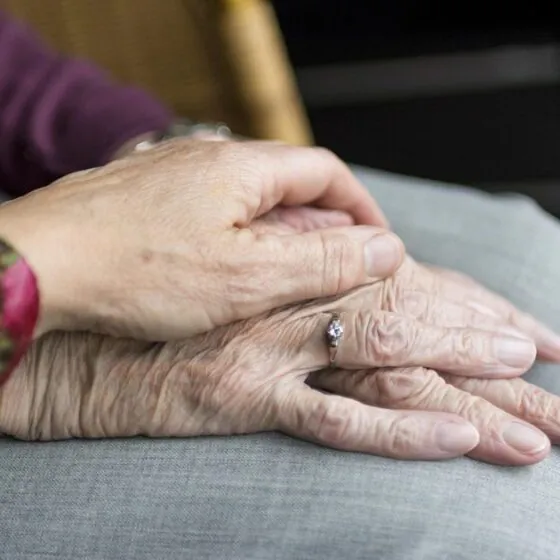 Wenn die eigenen Eltern pflegebedürftig werden: Herausforderungen zwischen Verantwortung und Familienalltag