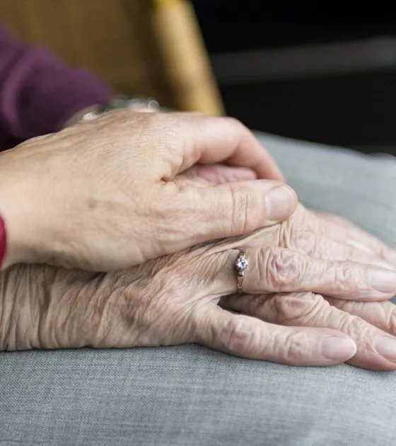 Wenn die eigenen Eltern pflegebedürftig werden: Herausforderungen zwischen Verantwortung und Familienalltag