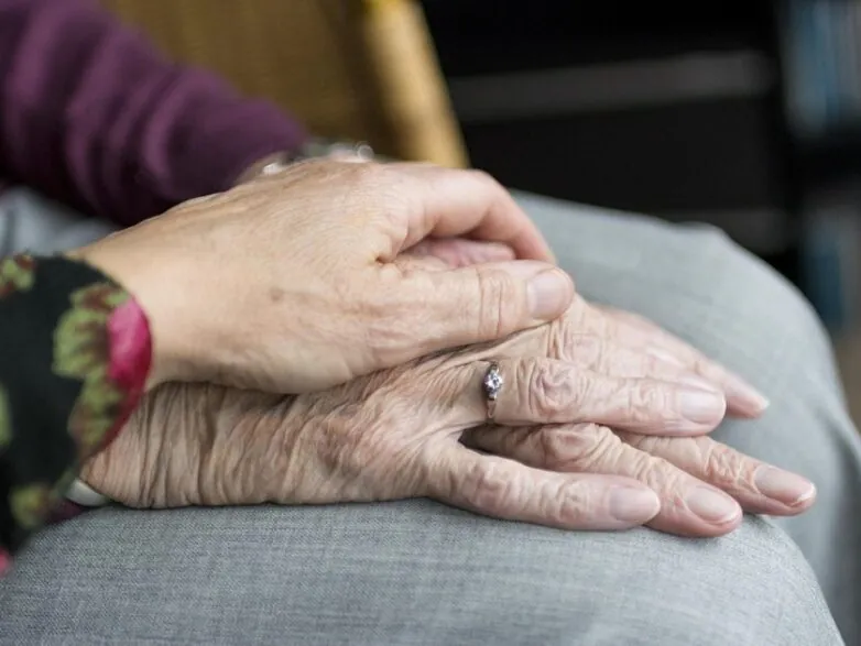 Wenn die eigenen Eltern pflegebedürftig werden: Herausforderungen zwischen Verantwortung und Familienalltag