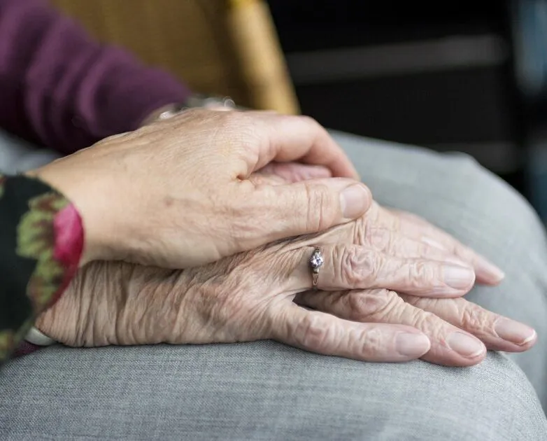 Wenn die eigenen Eltern pflegebedürftig werden: Herausforderungen zwischen Verantwortung und Familienalltag
