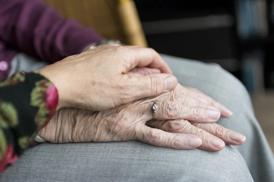 Wenn die eigenen Eltern pflegebedürftig werden: Herausforderungen zwischen Verantwortung und Familienalltag