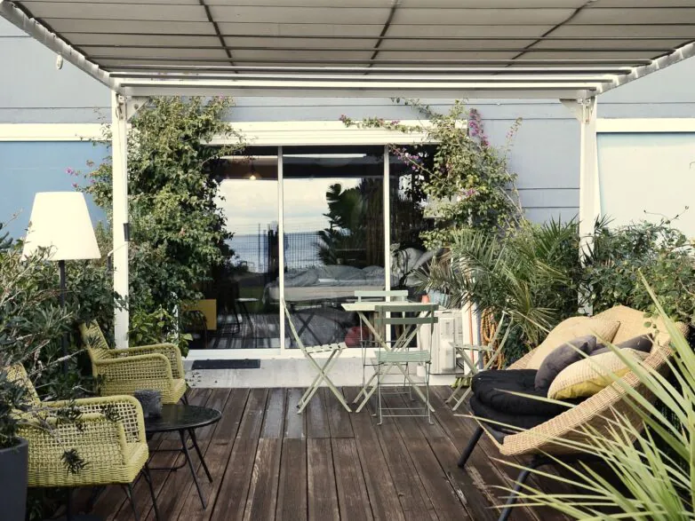 Diese Vorteile hat ein Terrassendach für Eltern und Kinder